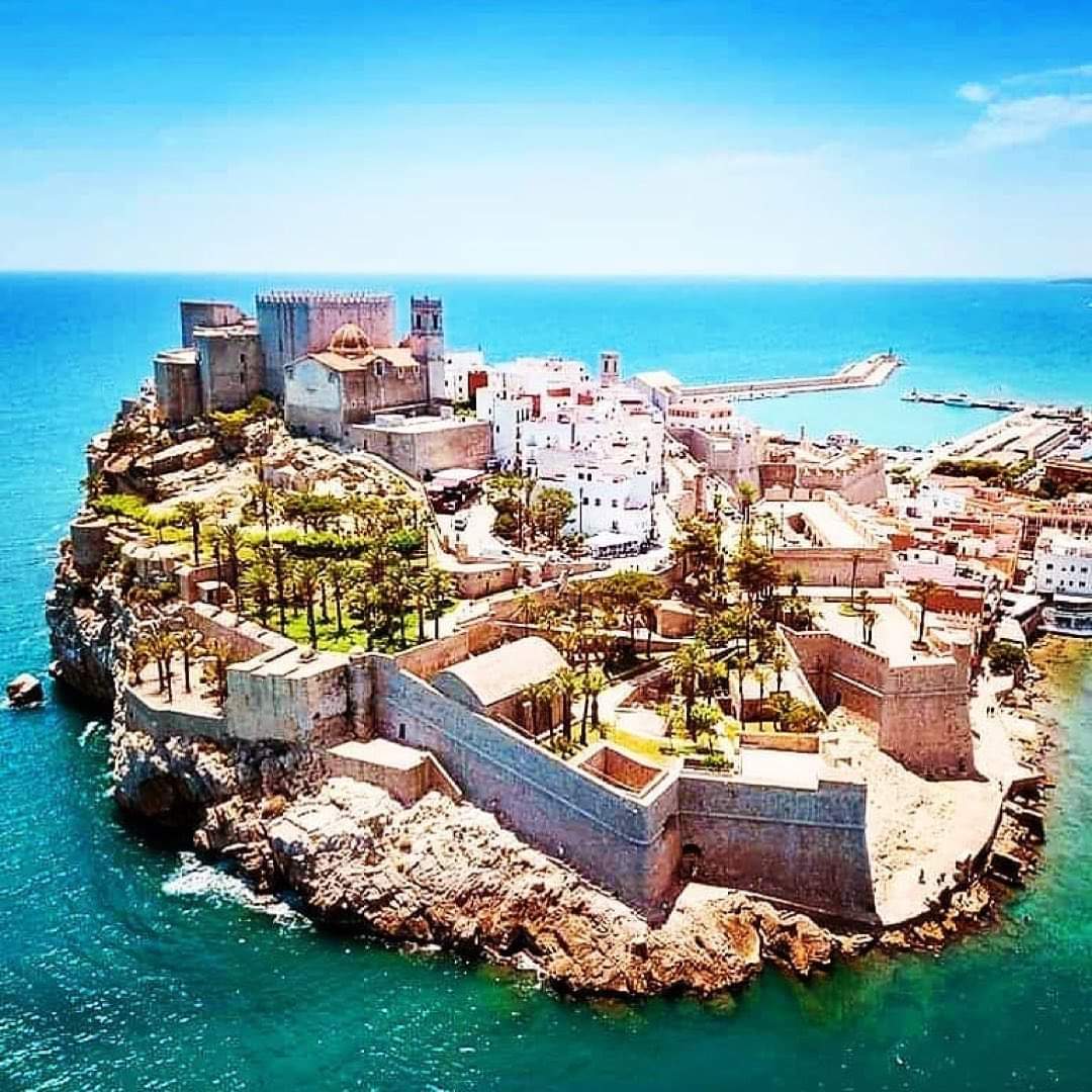 El Castillo del Papa Luna sobre el casco antiguo de Peñíscola, visto desde la playa