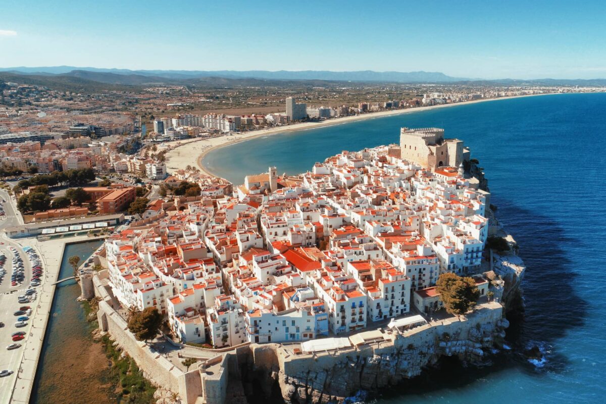 La Playa Norte de Peñíscola con el casco antiguo amurallado y el castillo al fondo