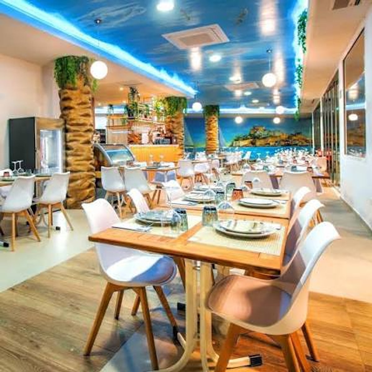 Comedor de una arrocería de Peñíscola con mesas preparadas