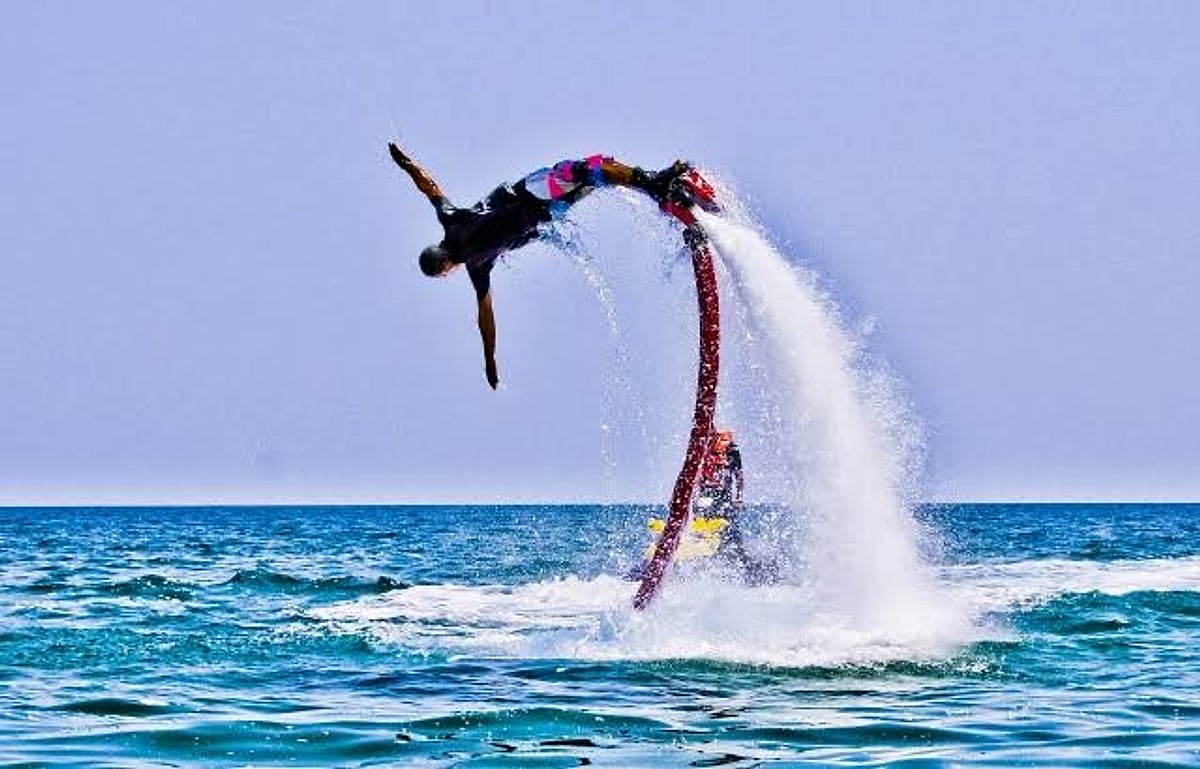 Practicando flyboard sobre el mar en la Playa Norte de Peñíscola