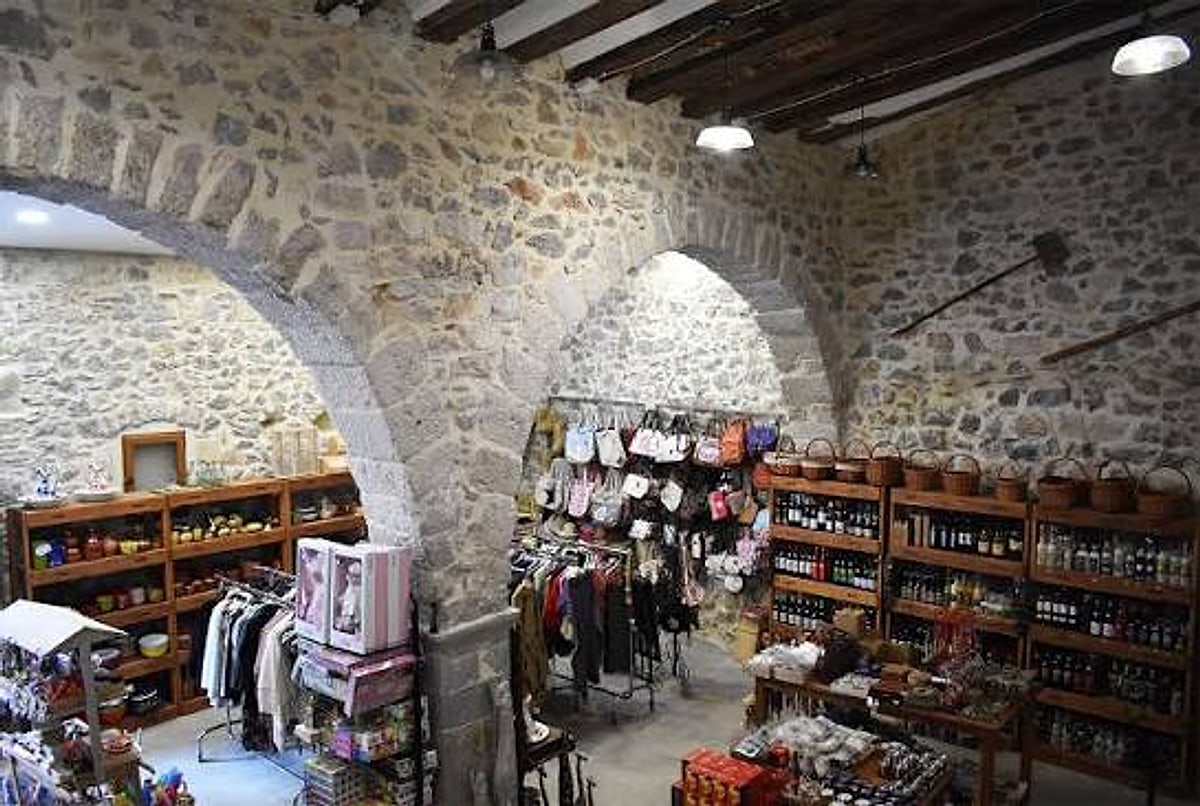 Interior de una tienda de alimentación artesanal en Peñíscola con productos locales