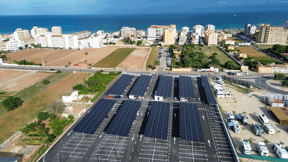 Vista aérea del aparcamiento del acceso norte de Peñíscola